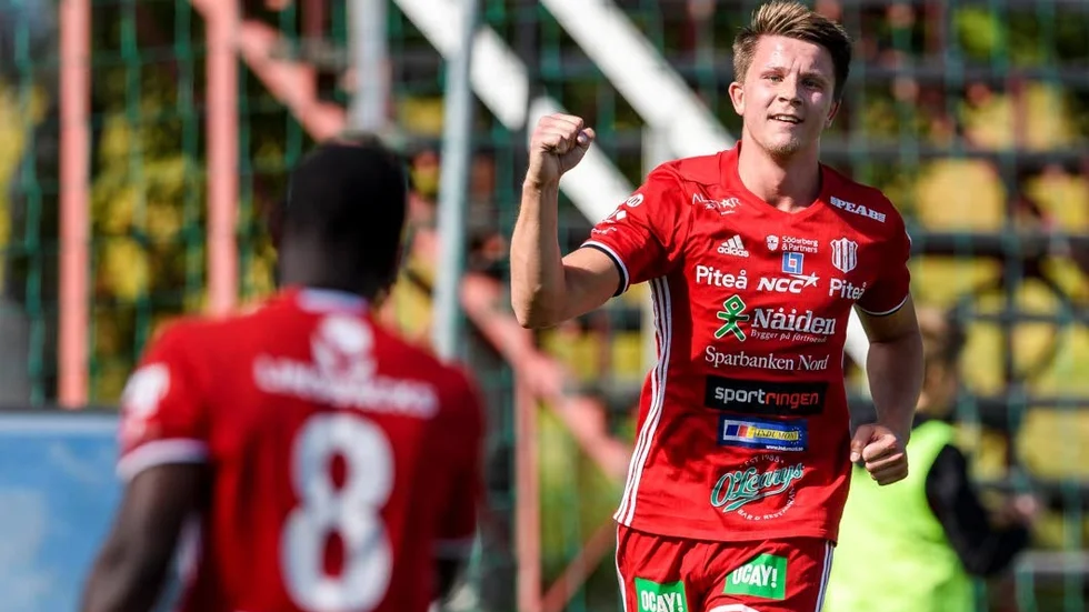 BÄST? Joel Edström och Samuel Naiwo (8) är nominerad till bästa anfallare respektive mittfältare i Piteå IF:s serie division 2 Norrland.