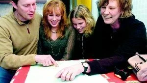 Familjen Rosander, Christer och Carina med döttrarna Karin och 	Anna mellan sig, är glada över att alla fyra kunna sitta vid köksbordet i det julpyntade huset i Söderköping. De visar på kartan över Khao Lak var de bodde.