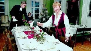 Iréne och Henrik Hammar förberedde med dukningen inför den vegetariska församlingsaftonen i prästgården.  	Foto: Titti Olovsson