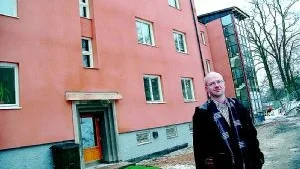 En hiss, en varmare fasad och bättre belysning. - Hyresgästerna ska känna sig trygga i sitt hem, säger Vallonbygdens byggnadschef Jan-Åke Jonsson. Härnäst är det hus på Östermalm och Hårstorp som står på tur för en renovering. Foto: Carolina Häggkvist