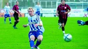 Hjälte igen. Förra helgen räddade Dennis Boman en Sleipner-poäng. I går fixade han tre poäng när Sleipner besegrade Topkapi med 3-2. Dennis fixade nämligen till två av IKS-målen, när sätter han dit 2-0.
Foto: Anita Kjellberg (011-200 462)
anita.kjellberg@folkbladet.se