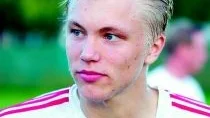 Lika som bär! Tja, nog finns drag av pappa Rutger i ansiktet på Fredrik Pettersson. Precis som pappa gjorde på 80-talet börjar nu Fredrik att härja i skytteligorna.
Foto: Niclas Sandberg (011-200 464)
niclas. sandberg@folkbladet.se