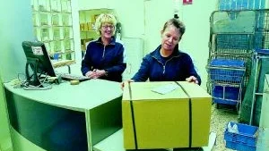 Eva-Britt Wikman och Åsa Svensson har båda jobbat på posten Kristallen i Finspång i drygt tre år. Foto: Titti Olovsson
