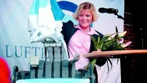Igår invigde infrastrukturminister Ulrica Messing den nya myndigheten Luftfartsstyrelsen i Norrköping. Myndigheten är ett resultat av en avknoppning från Luftfartsverket.
FOTO: ANITA KJELLBERG