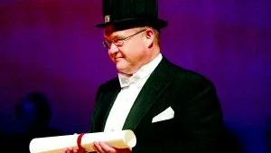 Statsminister Göran Persson utnämndes i helgen till hedersdoktor och fick ta emot doktorshatten vid universitetet i Örebro. 
FOTO: SCANPIX