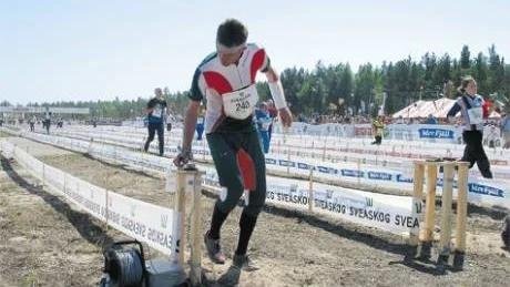 Mats Röjgård stämplar in efter en tuff och framförallt snabb runda i Hälsingeskogarna i går. Foto: Nils Sjödin