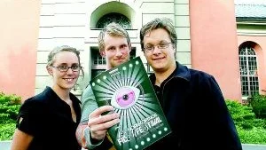 Kina Holm, Linus Boström och Johan Karlsson visar hur årets Flimmerprogram ser ut och bakom är Hörsalen, stället som gäller jämte Harlekinen och Lilla Teatern.
Foto: Robert Svensson (011-200 463)
robert.svensson@folkbladet.se