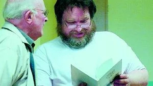 Runo Lindvall överlämnade en bok om Lotorp till Johan Birath som tack för föreläsningen Lorelokalen i Lotorp.
Foto: Titti Olovsson (0122-131 75)
titti.olovsson@folkbladet.se