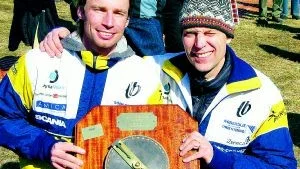 Nöjda östgötar var de här två orienterarna. De ingick nämligen i Södertäljes segrande tiomilalag. Från vänster är det Anders Axelsson, fostrad i Finspångs AIK, samt Michael Wehlin bördig från Nais och numera boendes i Söderköping.  
Foto: Nils Sjödin