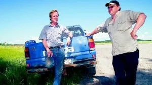 - Man kan inte göra så mycket åt vädret, säger bönderna Henrik Lejefors, tv, och Fredric Nilsson. Det är bara att acceptera det som det är.
Foto: Andreas Skogh