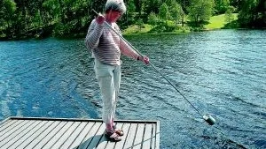 I förra veckan tog miljö- och hälsoskyddsinspektör Kerstin Andersson badvattenprover. Nu har de första resultaten kommit.
Foto: Titti Olovsson