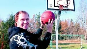 Numera kan ungdomarna i Sonstorp spela både basket och fotboll tack vare ett EU-projekt. Ungdomarna har fått en ungdomscheck på 25 000 kronor från Våg 21 för att köpa in grejerna. Per Widesäter är kontaktperson för projektet. Foto:Titti Olovsson