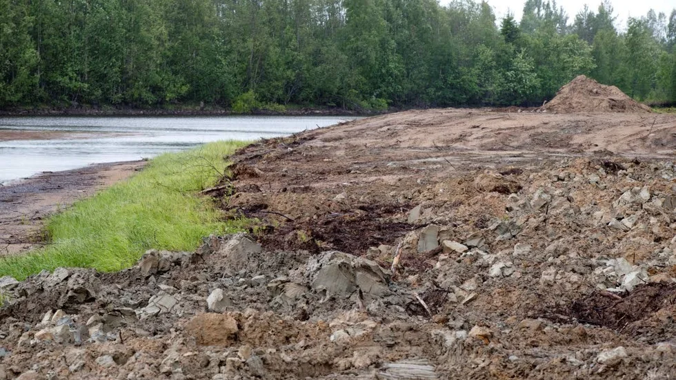 Markarbete. Länsstyrelsen vill inte ha någon mer åverkan på marken, vid stranden i Lappgärdan och låter därför naturen sköta återställandet.  Men åklagaren fortsätter utreda ärendet.(arkivfoto)