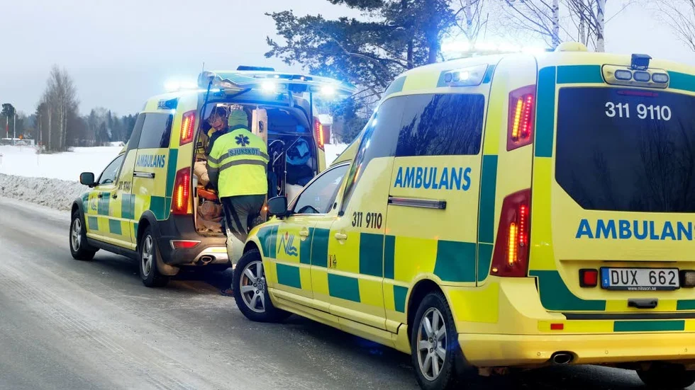 Räddningstjänst och ambulans är på väg mot olycksområdet.