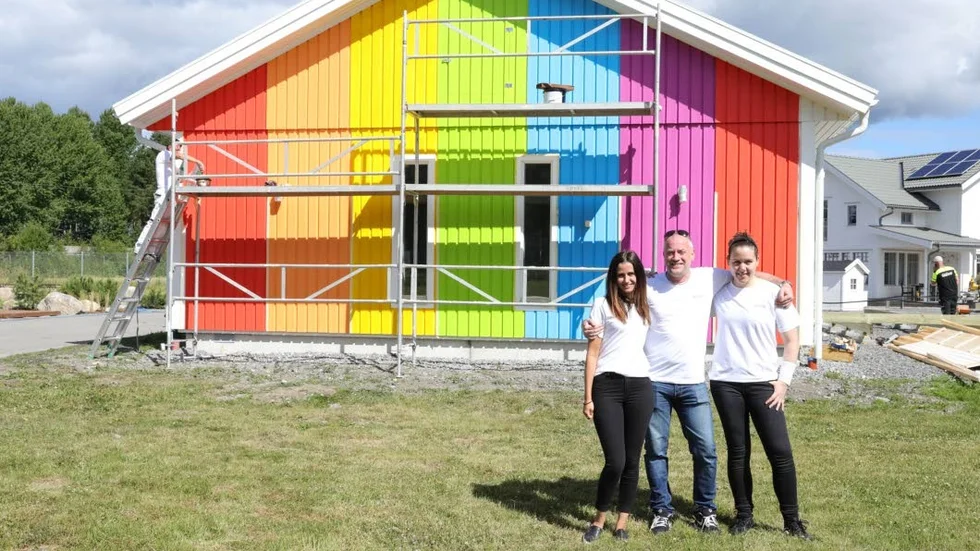 FÄRGGLATT. Älvsbyhus visningshus är nu ett ”regnbågshus”, färglagt av Jennifer Johansson från Älvsbyhus, samt Christian Gerdes och Viktoria Hejeryd från Stockholm Pride