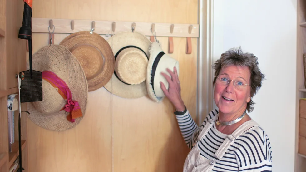 När det blev dags att klippa av sig håret gjorde Kicki Scheller något av en hattbuffé på ytterdörren.