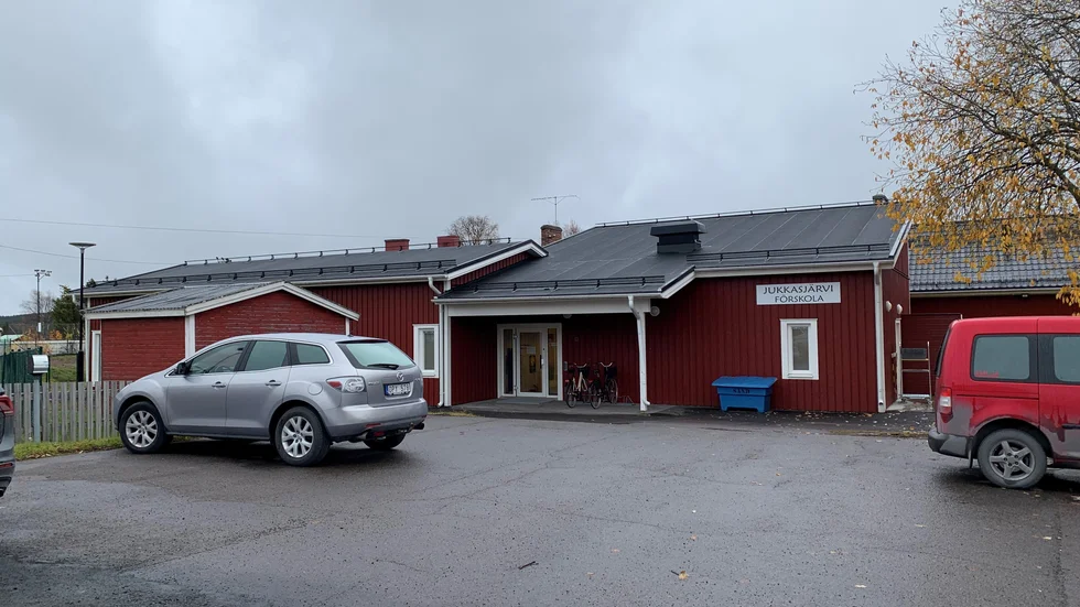 Jukkasjärvi förskola riskerar att bli kraftigt underbemannad om man inte lyckas rekrytera nya förskollärare och barnskötare. Två av åtta tjänster är redan vakanta och ytterligare fyra har sagt upp sig.