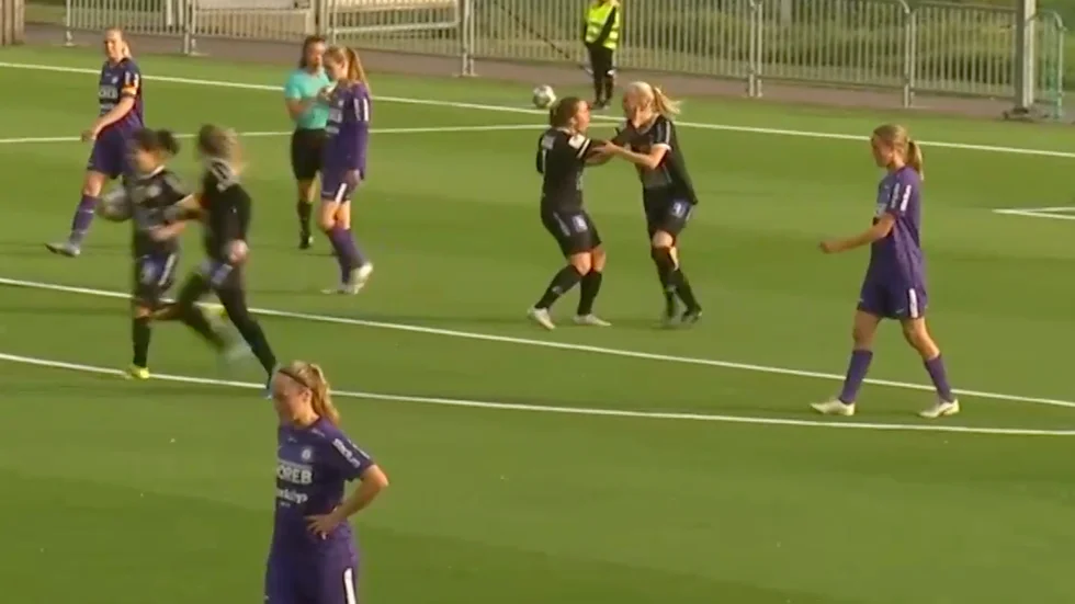 Ella Gunnarsson gratuleras till sitt kvitteringsmål. 