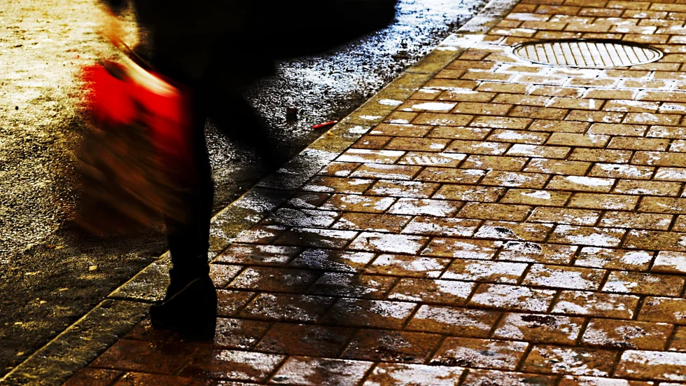 Kräver regionen på pengar efter fall från lutande trottoar.