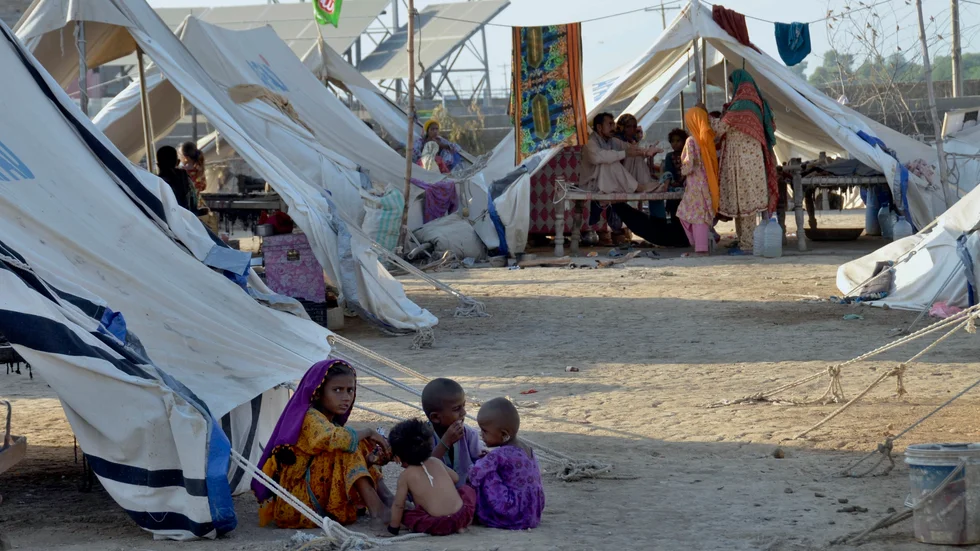 Översvämningsdrabbade barn i ett tillfälligt läger i den sydvästliga pakistanska provinsen Baluchistan. Bild från den 29 september.