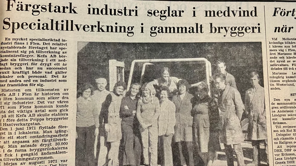Kurirens arkiv 28 september 1972. Här ses delar av arbetsstyrkan på Kefa AB i Flen utanför färgfabriken. Företaget tillverkar konstnärsfärger.