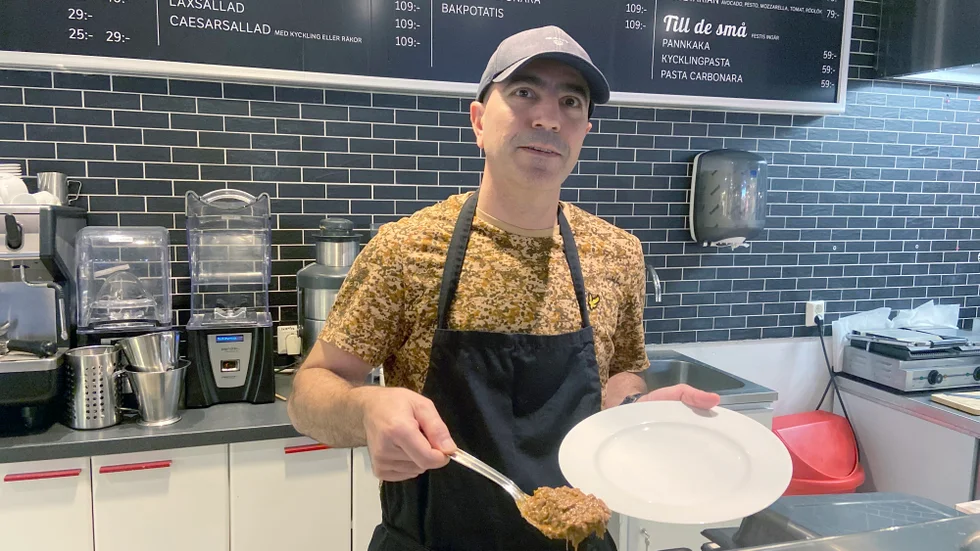 Johan Khalaf, Präntarens café och mat, har inte råd att anställa som läget är nu.