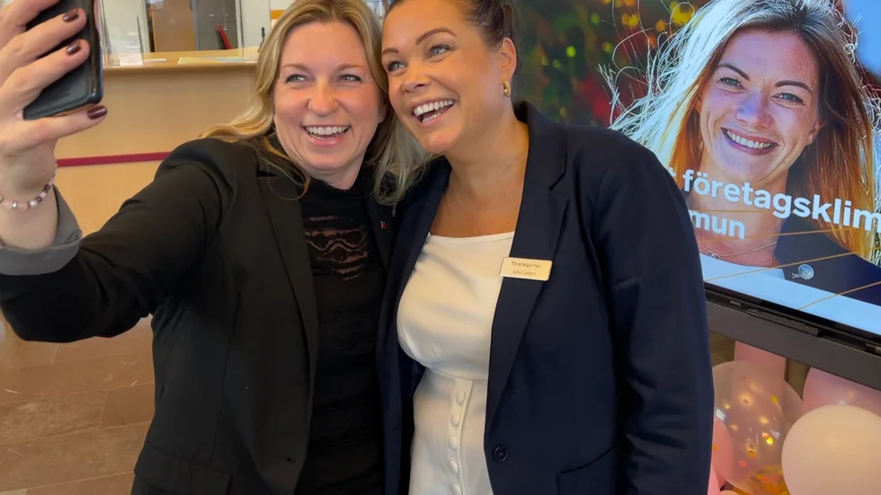 Strängnäs kommun klättrar 24 platser i rankningen lokalt företagsklimat 2022. Klart värt en glad selfie, tycker Emma Hjelm, näringslivschef, och Sofia Carlzon, ordförande i Företagarna i Strängnäs-Mariefred. 