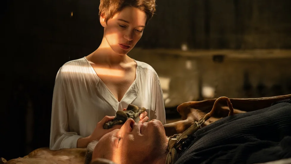 Léa Seydoux och Viggo Mortensen spelar ett par som utför kirurgiska operationer inför publik i "Crimes of the future". Pressbild.