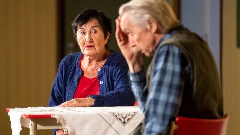 Mary Stoor och Mats Nolemo i föreställningen "Livets mening" besökte Arvidsjaur.
