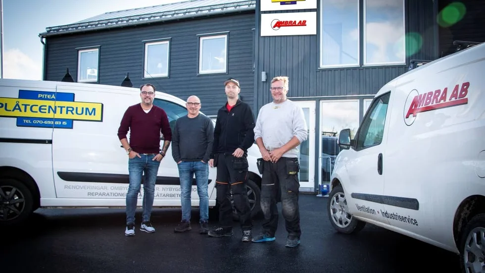 Tidigare kollegorna Jocke Hansson och Mikael Johansson samlas framför de nya lokalerna på Öhns industriområde i Öjebyn. Med på bilden finns Andreas Granberg och Ulf Gustafsson.