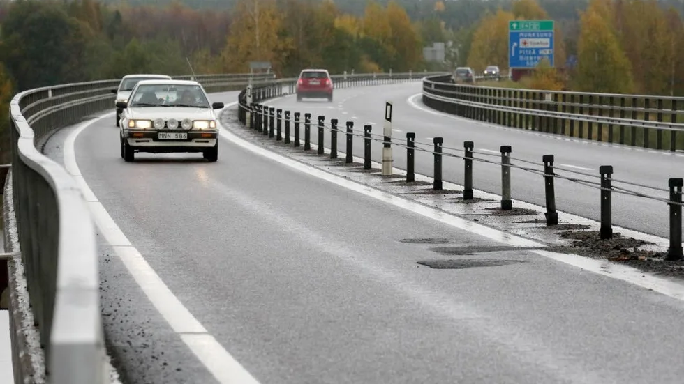 Vet inte folk att det är väldigt många år sedan man höjde gränsen från 70 till 90 på E4 över bron mot Bergsvikshållet eller struntar man i att läsa skyltarna? skriver "Undrande och fundersam".