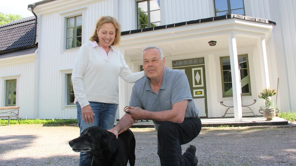 Katarina och Robert Tiblom, med sin jaktlabrador Isak. Paret har i några veckor upplåtit det tidigare spannmålsmagasinet till en konstutställning. "Vi byggde om det till samlingslokal och gästrumsdel. Ett tag hyrde vi ut till ett konferensföretag, men nu är magasinet samlingslokal för jaktdeltagarna.Där brukar vi ta morgonfika och äta lunch." I bakgrunden parets bostad.