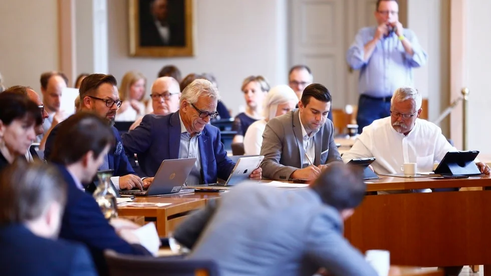 95 procent av alla 40 000 förtroendevalda är så kallade fritidspolitiker och har vanliga jobb på dagtid, skriver Rolf Waltersson. Bilden är från fullmäktige i Eskilstuna.