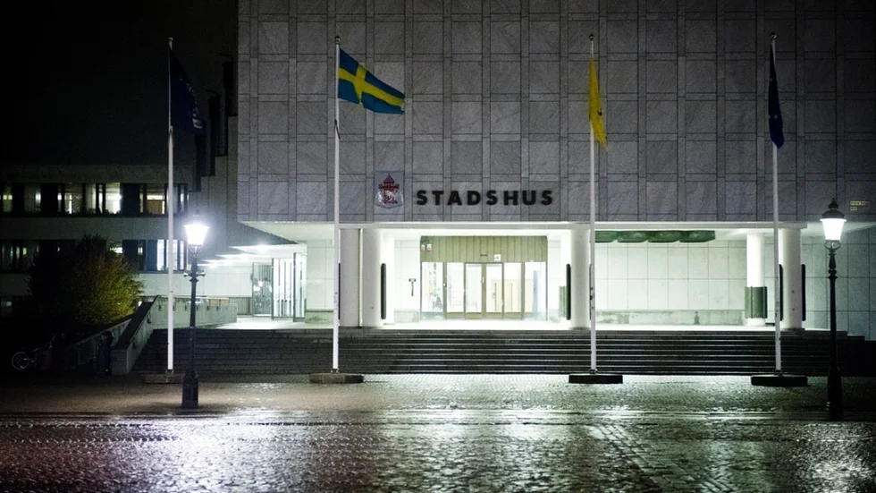Problemen med tomma stolar och frånvarande ledamöter för Sverigedemokraterna i Nyköping sätter ljuset på den principiella frågan om folkvalda väljs personligen eller ska underordnas ett parti. Det senare skulle göra partipiskan mycket hårdare än i nuläget.