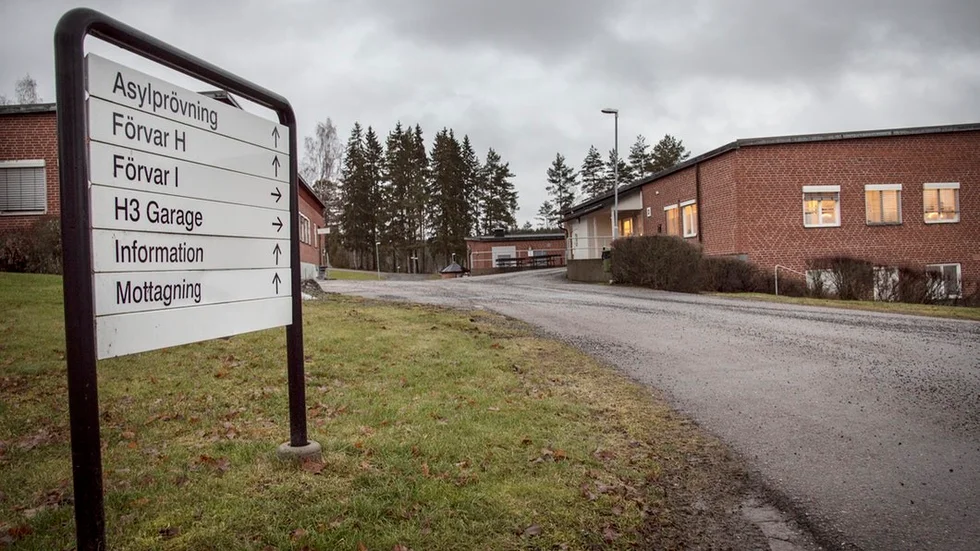 Migrationsverket i Flen har anmält två personer på förvaret för att ha orsakat skadegörelse på en vägg i ett boenderum.