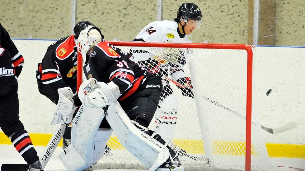 Två mål i power play plus den avgörande straffen hamnade på Andrés Staforellis konto när Linden vände och besegrade Tumba. Arkivfoto: Joakim Serrander