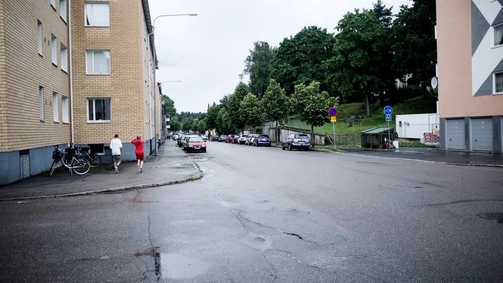 Det var i början av oktober som en man sköts i benet på Bondegatan. Nu sitter två personer häktade, misstänkta för dådet.