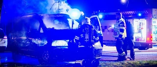 TV: Fordon i lågor på parkering i Nyköping