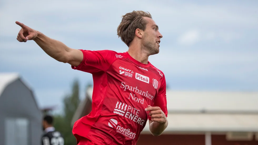 Mål åtta och nio i norra Ettan. Marcus Fahlgren Hällström fixade två när Piteå besegrade Umeå med siffrorna 3-1