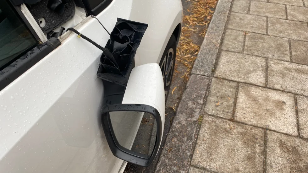 Syner likt denna mötte minst åtta bilägare i södra Västervik i helgen. Natten mot lördag har en eller flera ännu okända gärningspersoner gått till attack mot just backspeglar. Arkivbild.