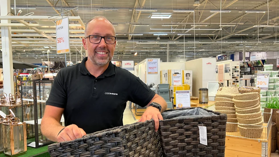 "Från början var tanken att det skulle bli en padelhall, men de två killarna som skulle driva padelföretaget hoppade av överenskommelsen. Så nu ska byggnaden istället anpassas så att Bilbörsen kan flytta in", säger Jonas Gustavsson, varuhuschef på K-rauta i Linköping.