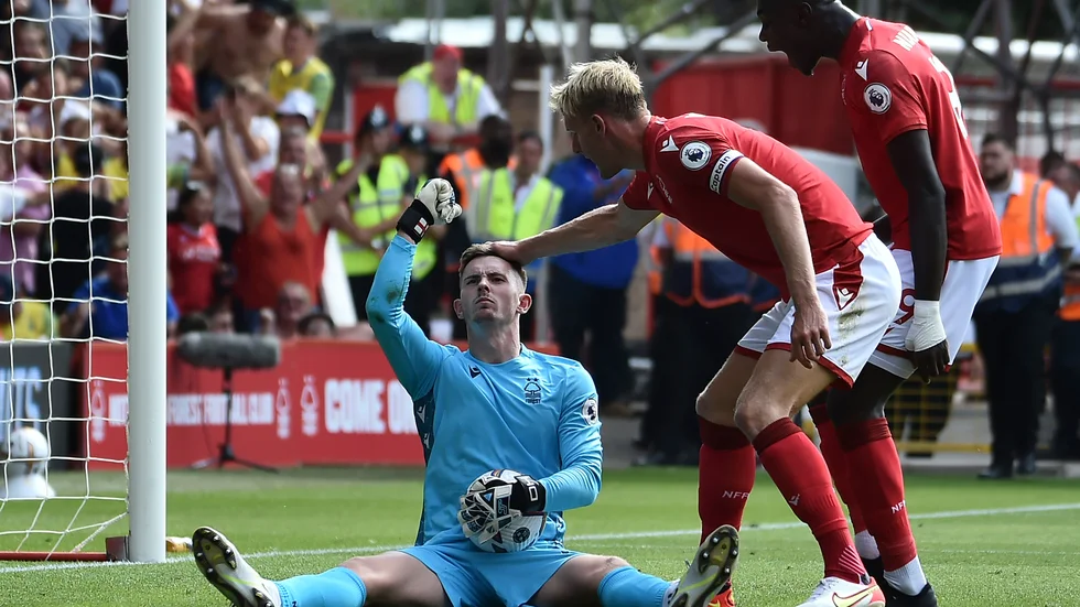 Dean Henderson räddade straff i Nottinghams vinst.