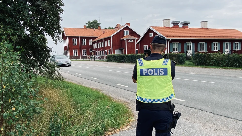 Den här veckan fokuserar polisen på kontroller i tättbebyggt område och särskilt utanför skolor. Bilden togs vid ett tidigare tillfälle, då polisen kontrollerade hastigheten vid Kjula skola.