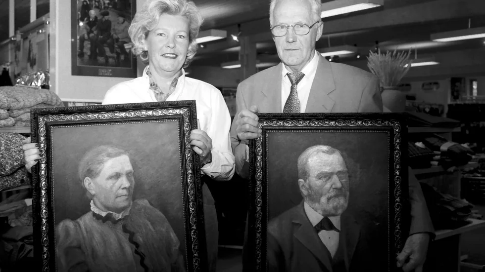 Magnus Angrén tillsammans med dottern Elisabeth i samband med att företaget 1995 firade 125-årsjubileum. På tavlorna ses företaget grundare J. A. Lindqvist och hans hustru Anna. Affärsepoken ”Lindqvists” i Arvidsjaur startade redan 1870.