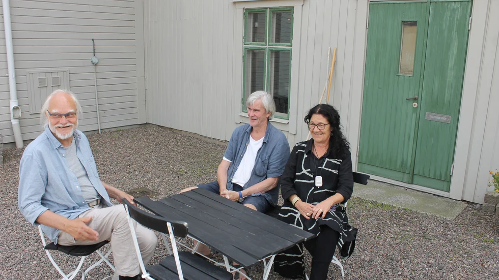 Ett glatt gäng på K-ringen i Motala! Föreningen bakom huset har i år sitt 10-årsjubileum. På bilden syns från vänster Leif O Pehrson (framför bordet), Krister Nordstedt (vice ordförande) och Gunilla Haga. 