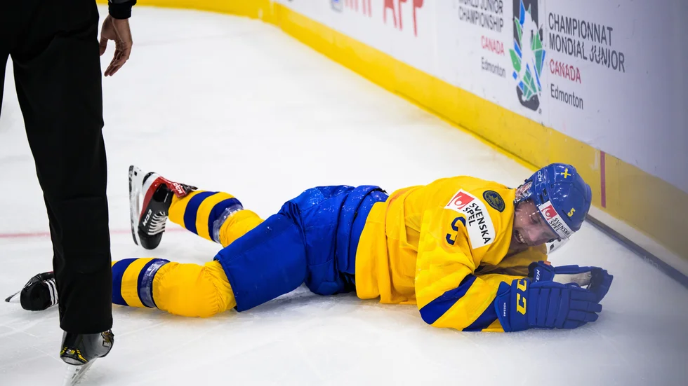 Skellefteå AIK-backen Anton Olsson klev av skadad i Juniorkronornas genrep mot Kanada.