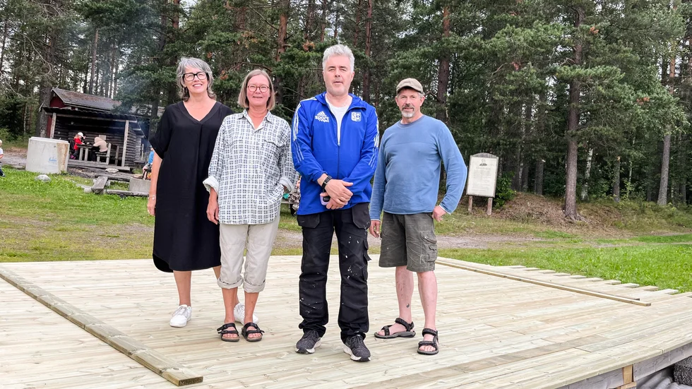 Karlberg bygger en provisorisk scen och kommer snart åter att hålla kulturevenemang på området. Styrelsemedlemmarna Ulrika Lindgren, Chrissan Lundman, Bo Olovzon och Magnus Nilsson är glada över att kulturen kommer åter till platsen.