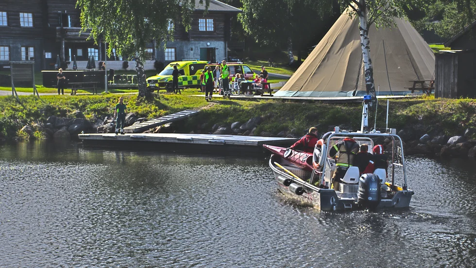 Här anländer den försvunne kajakpadlaren åter till fast mark.