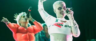 Fever Ray i neon och rök
