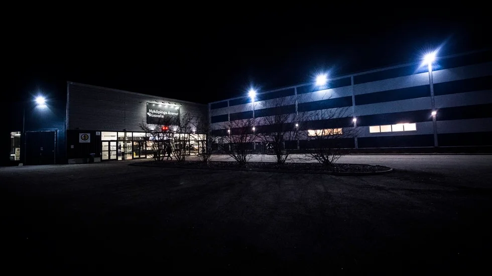 I tre kvällar firade Nyköpings kommun Gästabudsåret med fest för personalen på Rosvalla. Det var på en av kvällarna som chefen sextrakasserade kollegor.